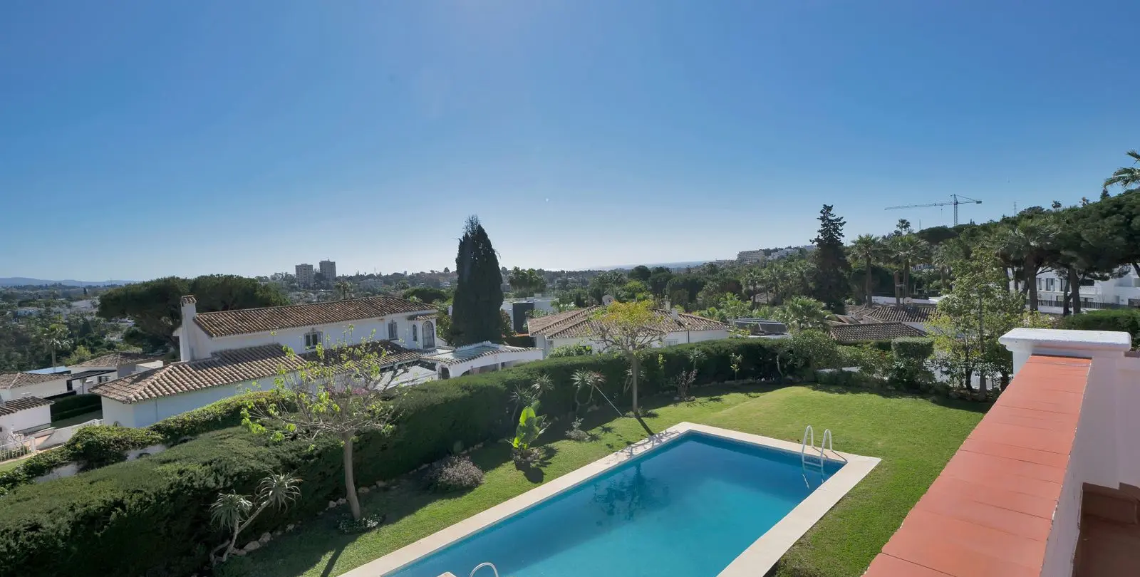Продажа  отдельно стоящей виллы в Las Brisas 20