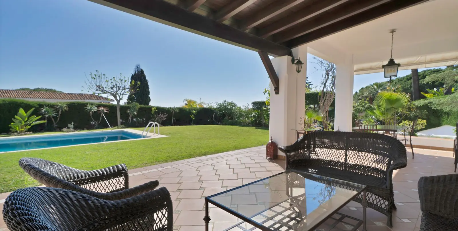 Продажа  отдельно стоящей виллы в Las Brisas 36