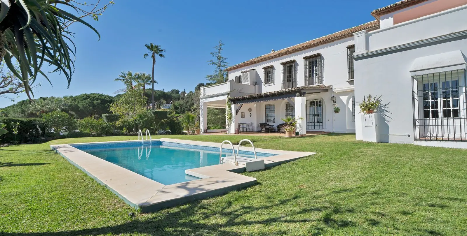 Продажа  отдельно стоящей виллы в Las Brisas 38