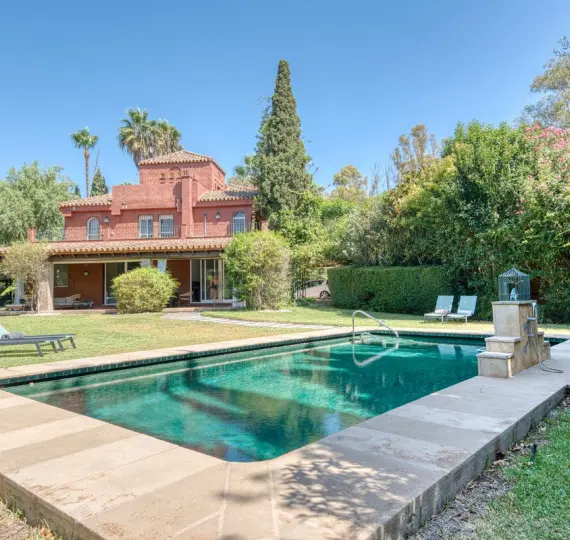 Long-term rent of detached villa in Nueva Andalucía