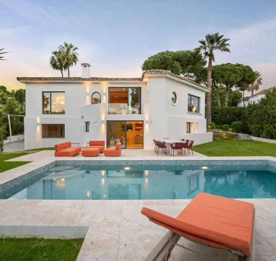 Venta de villa independiente en Nueva Andalucía