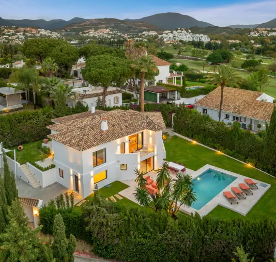 Venta de villa independiente en Nueva Andalucía