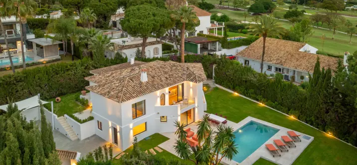 Venta de villa independiente en Nueva Andalucía 1