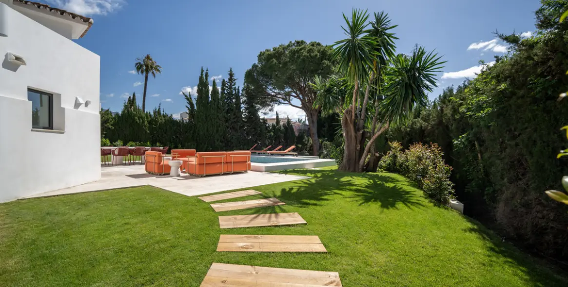 Sale of detached villa in Nueva Andalucía 28