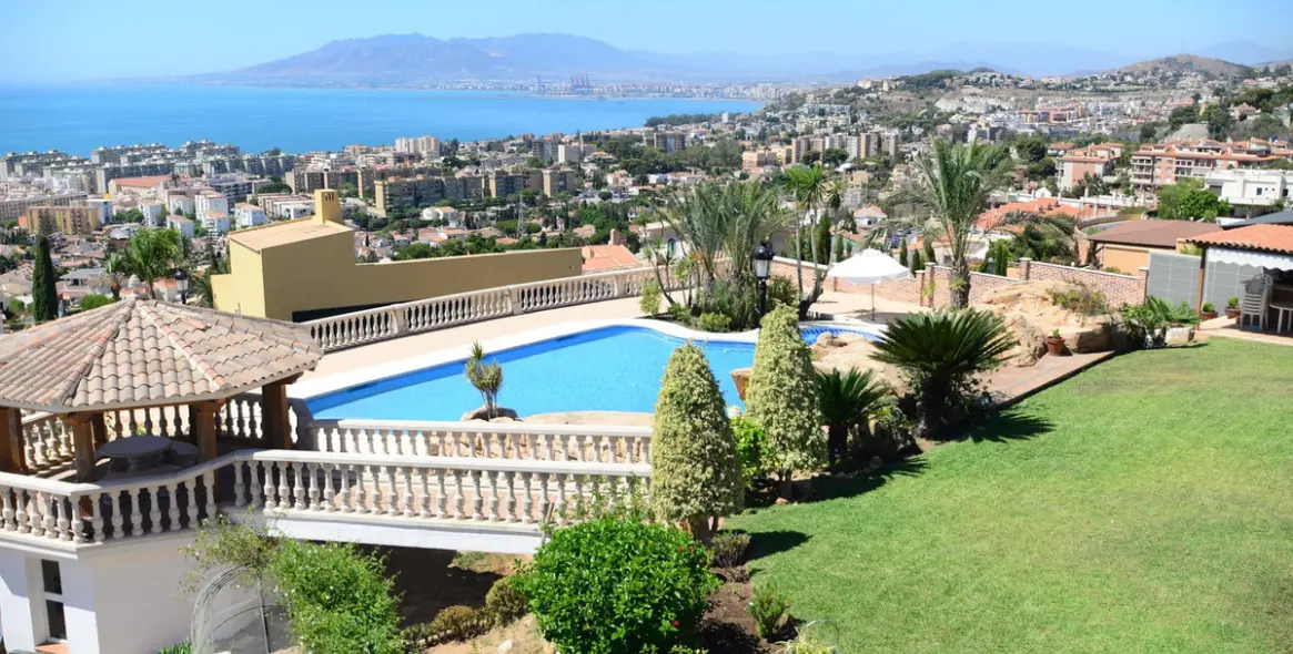 Продажа  отдельно стоящей виллы в Malaga (район Málaga Este) 1