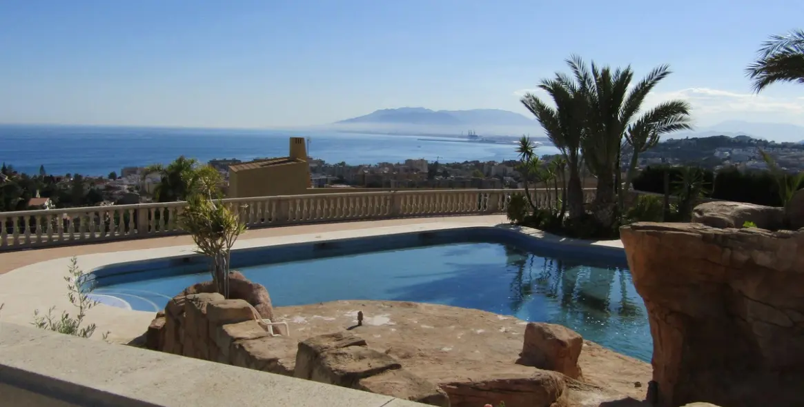 Продажа  отдельно стоящей виллы в Malaga (район Málaga Este) 3