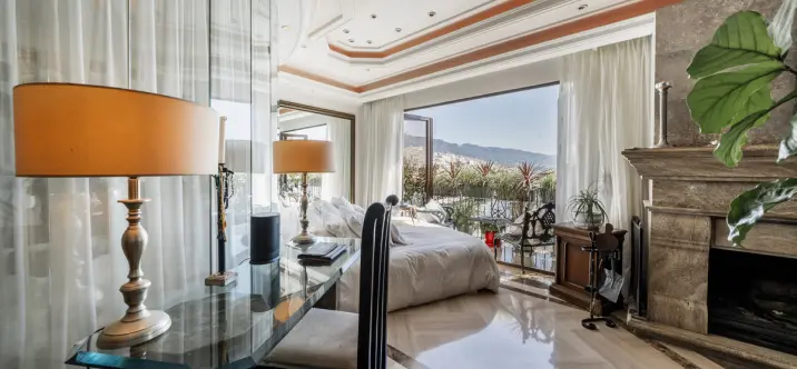 Продажа двухуровневых апартаментов в Puerto Banús 2