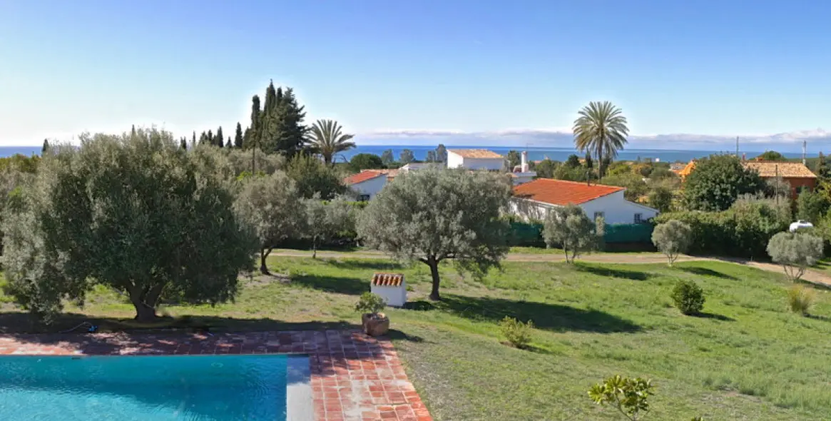 Sale of detached villa in Elviria 3