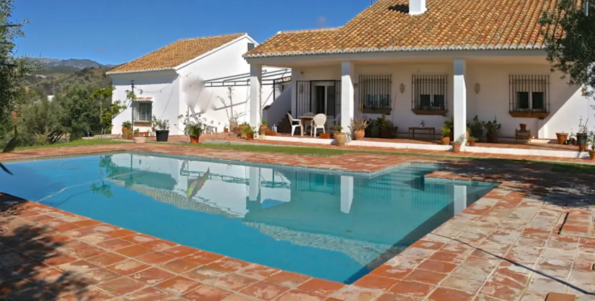 Sale of detached villa in Elviria 11