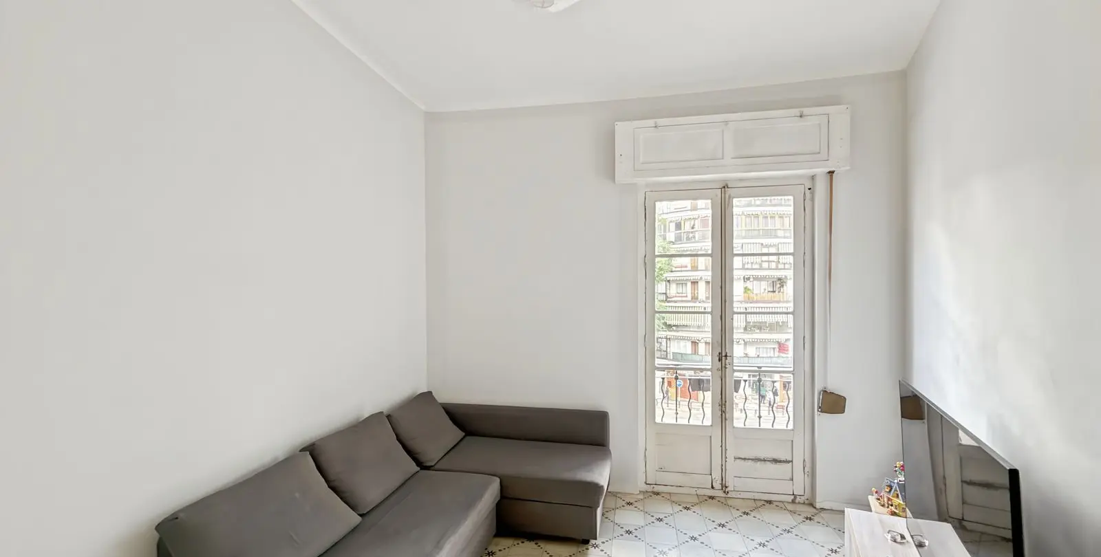 Sale of apartment complex in Olletas 8