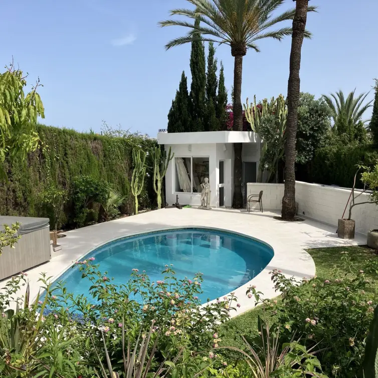 Sale of detached villa in Puerto Banús