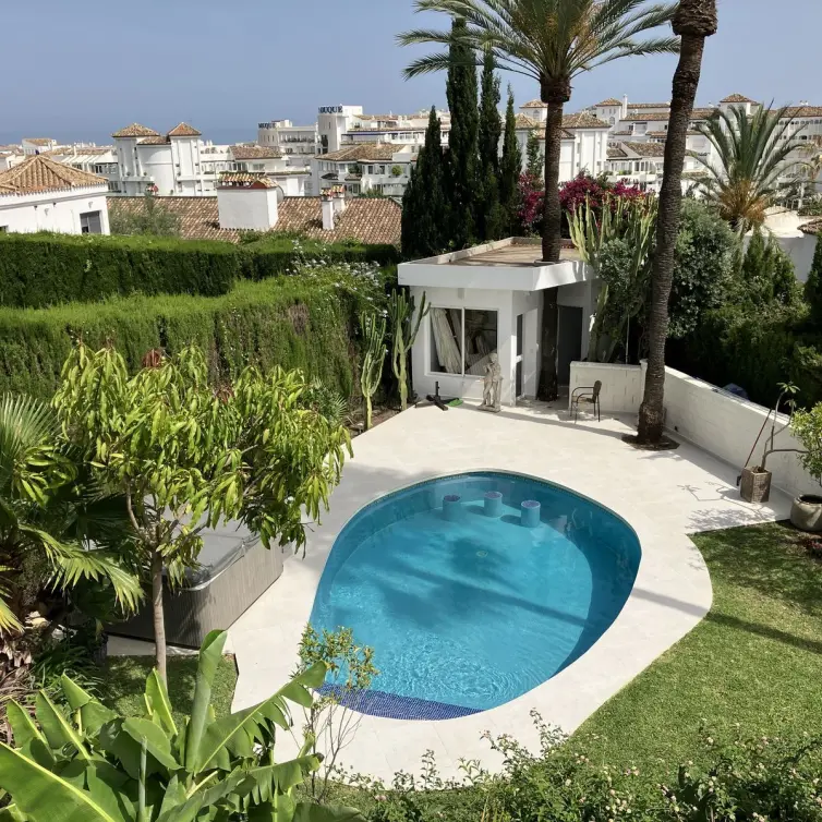 Sale of detached villa in Puerto Banús