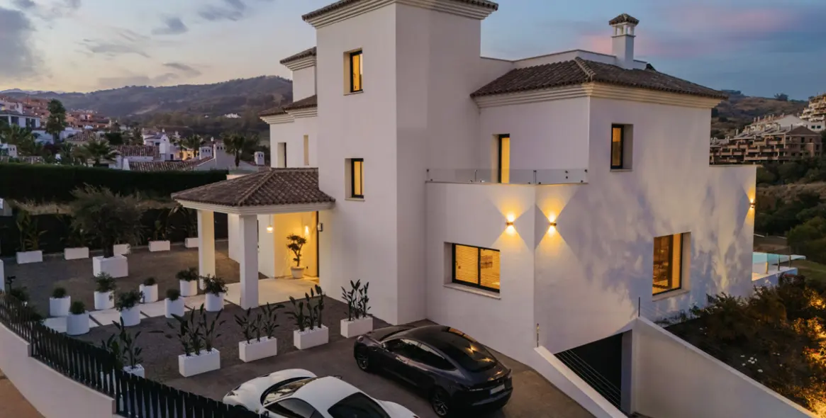 Продажа  отдельно стоящей виллы в Elviria 1