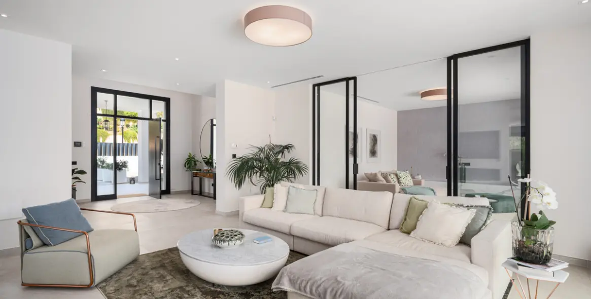 Продажа  отдельно стоящей виллы в Elviria 3