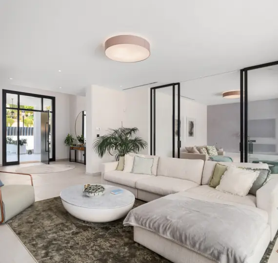 Продажа  отдельно стоящей виллы в Elviria