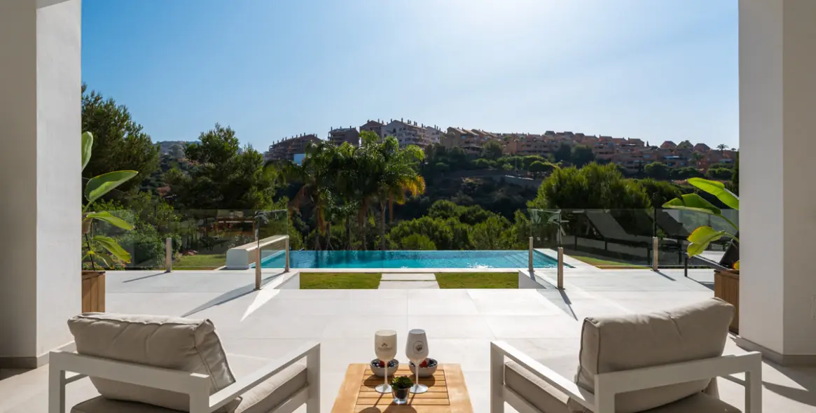 Продажа  отдельно стоящей виллы в Elviria 4