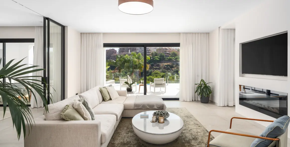 Продажа  отдельно стоящей виллы в Elviria 6