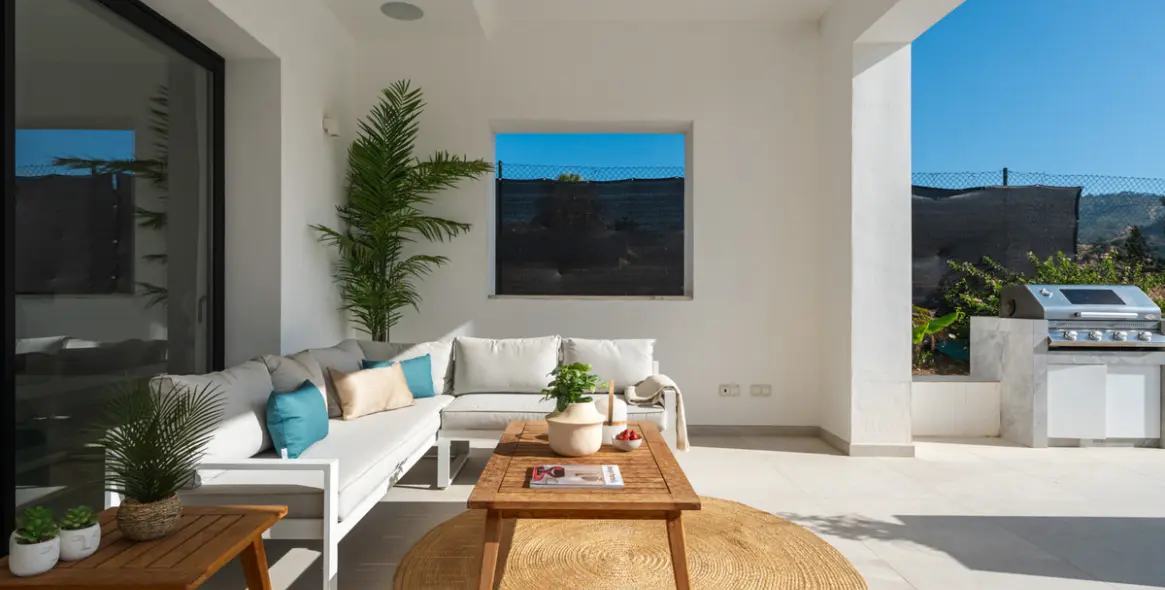 Продажа  отдельно стоящей виллы в Elviria 11