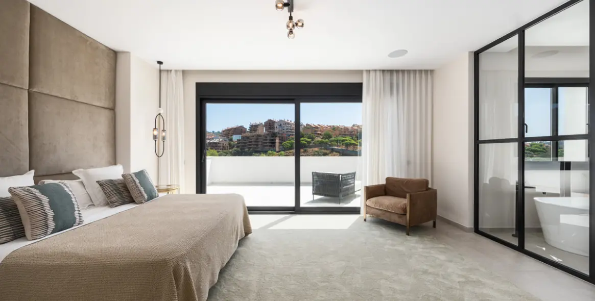 Продажа  отдельно стоящей виллы в Elviria 19