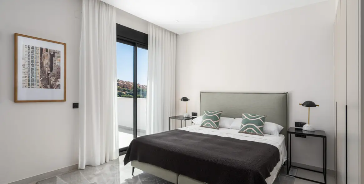 Sale of detached villa in Elviria 26