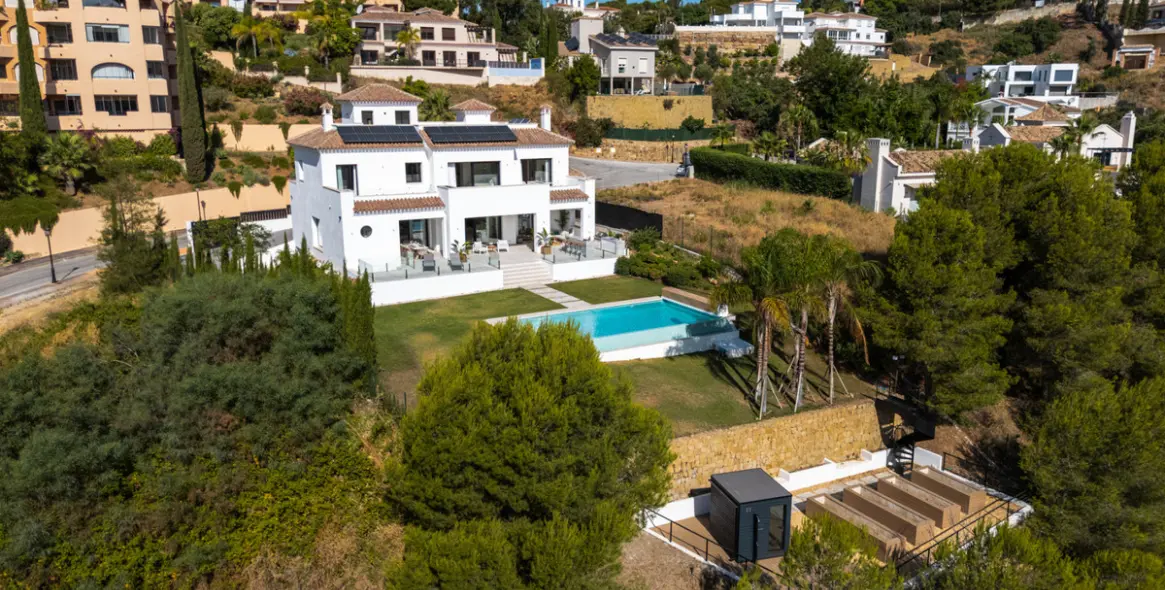 Sale of detached villa in Elviria 28