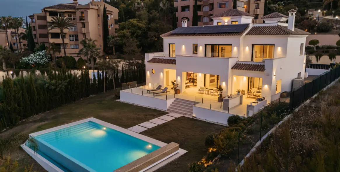 Sale of detached villa in Elviria 32