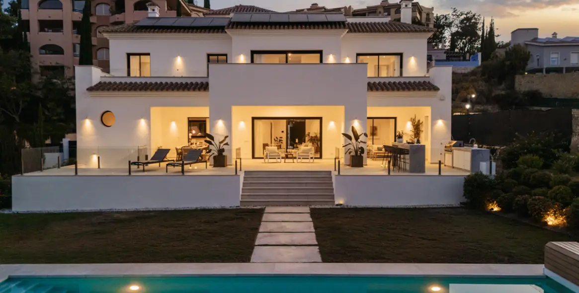 Sale of detached villa in Elviria 35