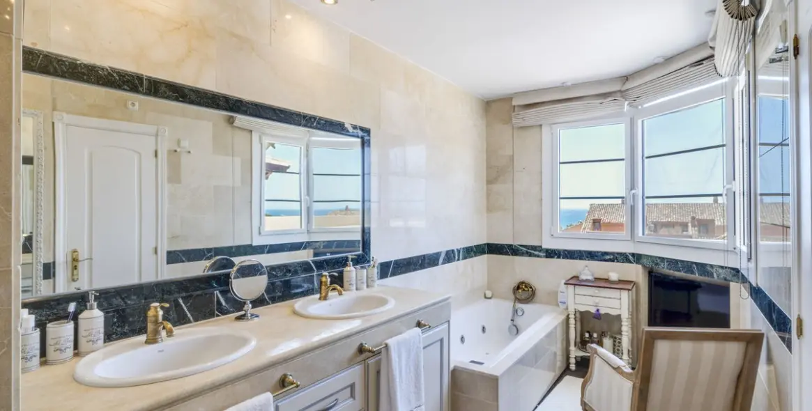 Продажа двухуровневого пентхауса в Bahía de Marbella 29