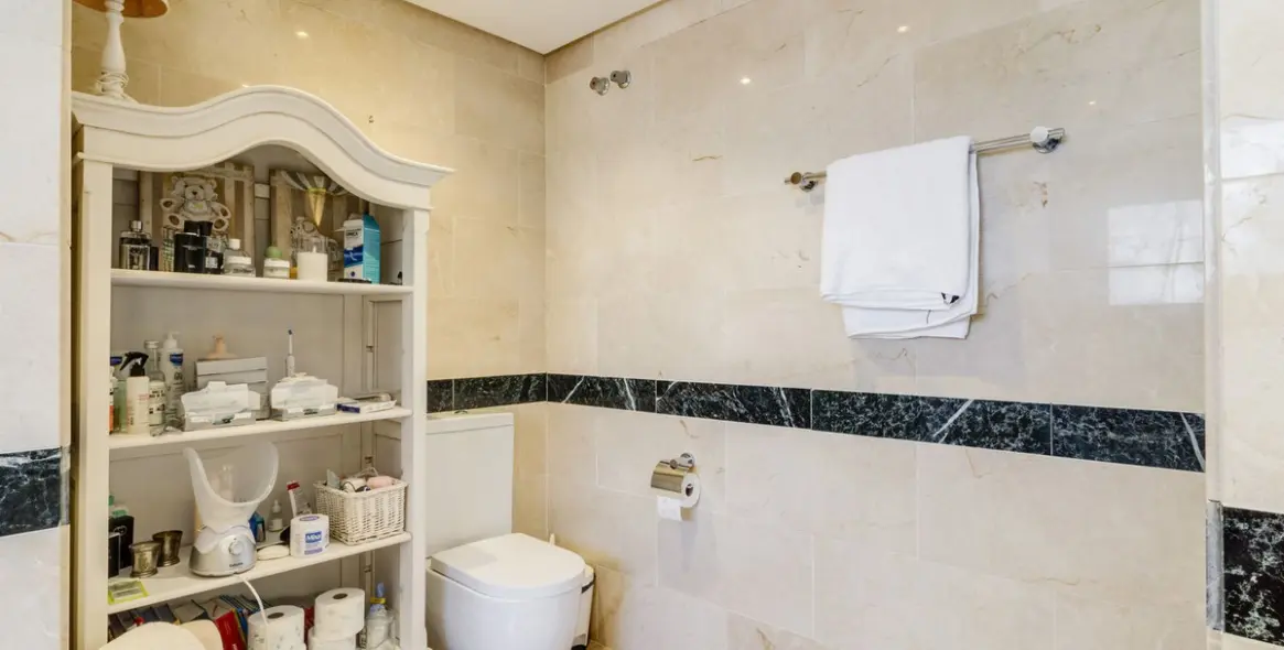 Продажа двухуровневого пентхауса в Bahía de Marbella 43