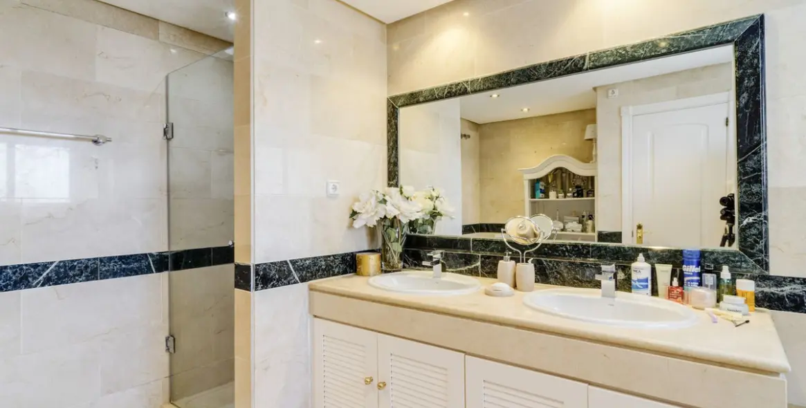 Продажа двухуровневого пентхауса в Bahía de Marbella 44