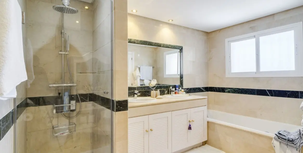 Продажа двухуровневого пентхауса в Bahía de Marbella 45