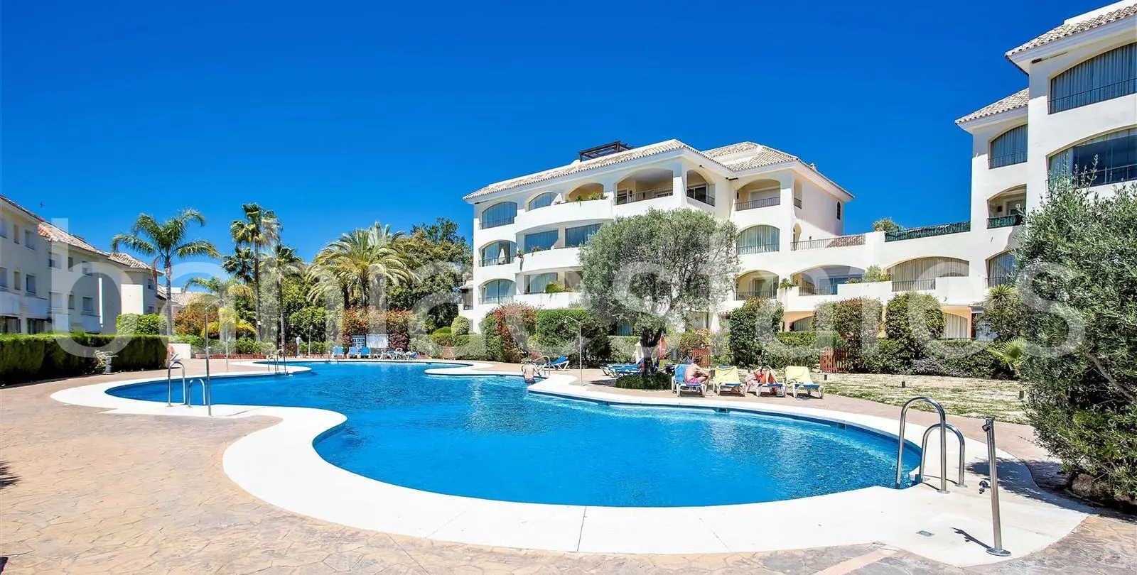 Продажа двухуровневого пентхауса в Bahía de Marbella 1