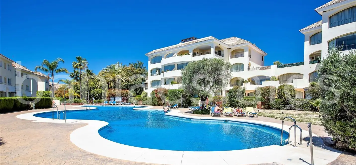 Продажа двухуровневого пентхауса в Bahía de Marbella 0