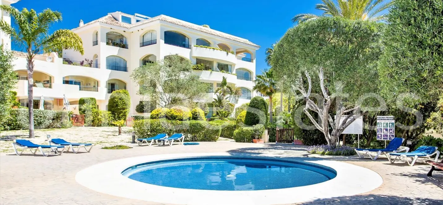 Продажа двухуровневого пентхауса в Bahía de Marbella 1