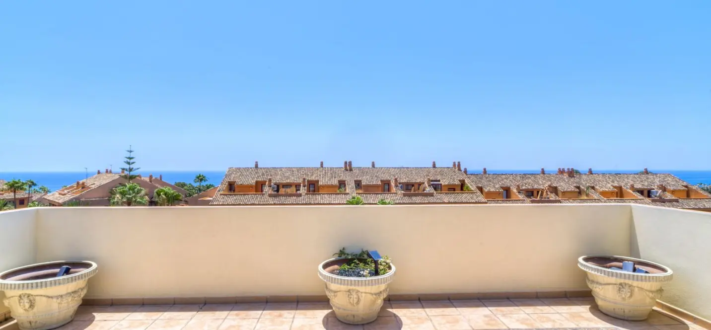 Продажа двухуровневого пентхауса в Bahía de Marbella 3