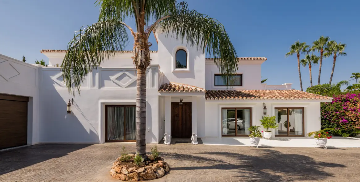 Sale of detached villa in Atalaya 1