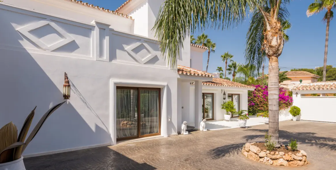 Sale of detached villa in Atalaya 2