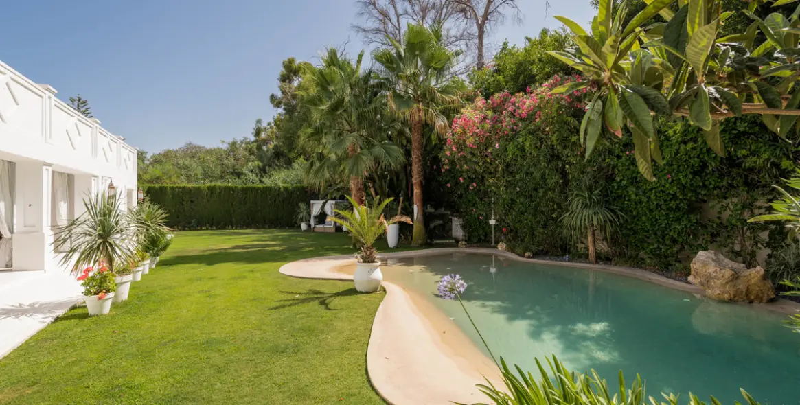 Sale of detached villa in Atalaya 5