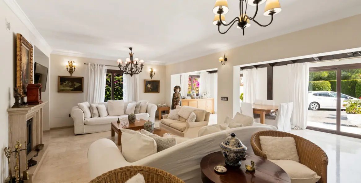 Sale of detached villa in Atalaya 6