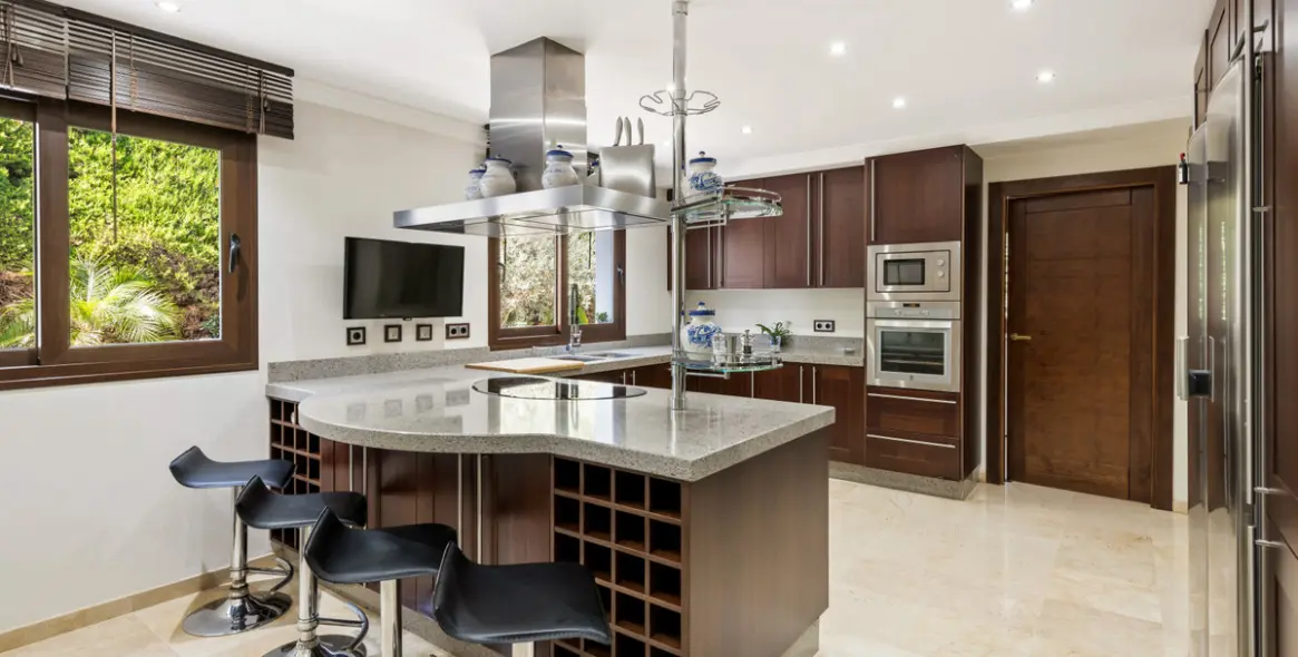 Sale of detached villa in Atalaya 7