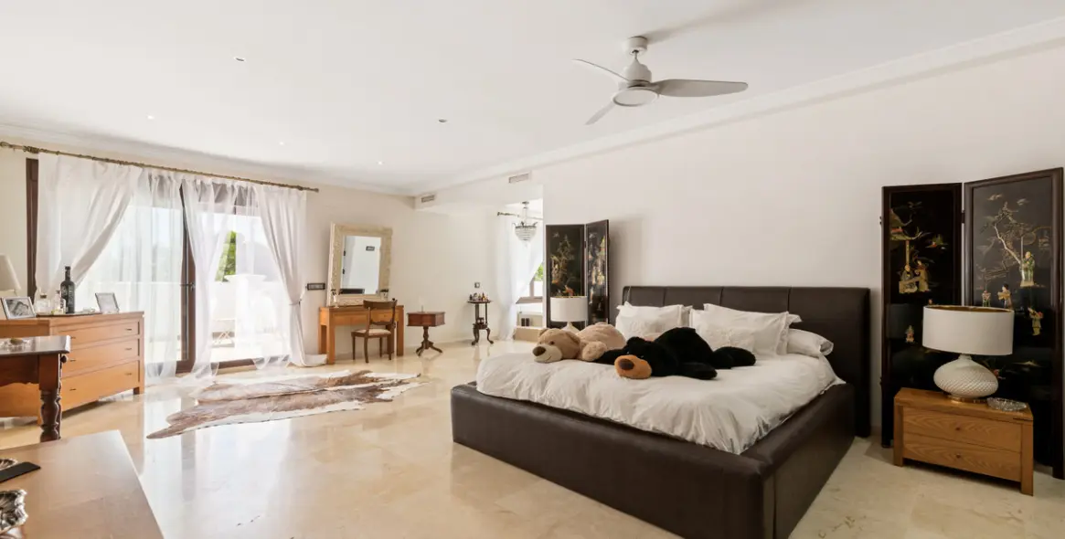 Sale of detached villa in Atalaya 15
