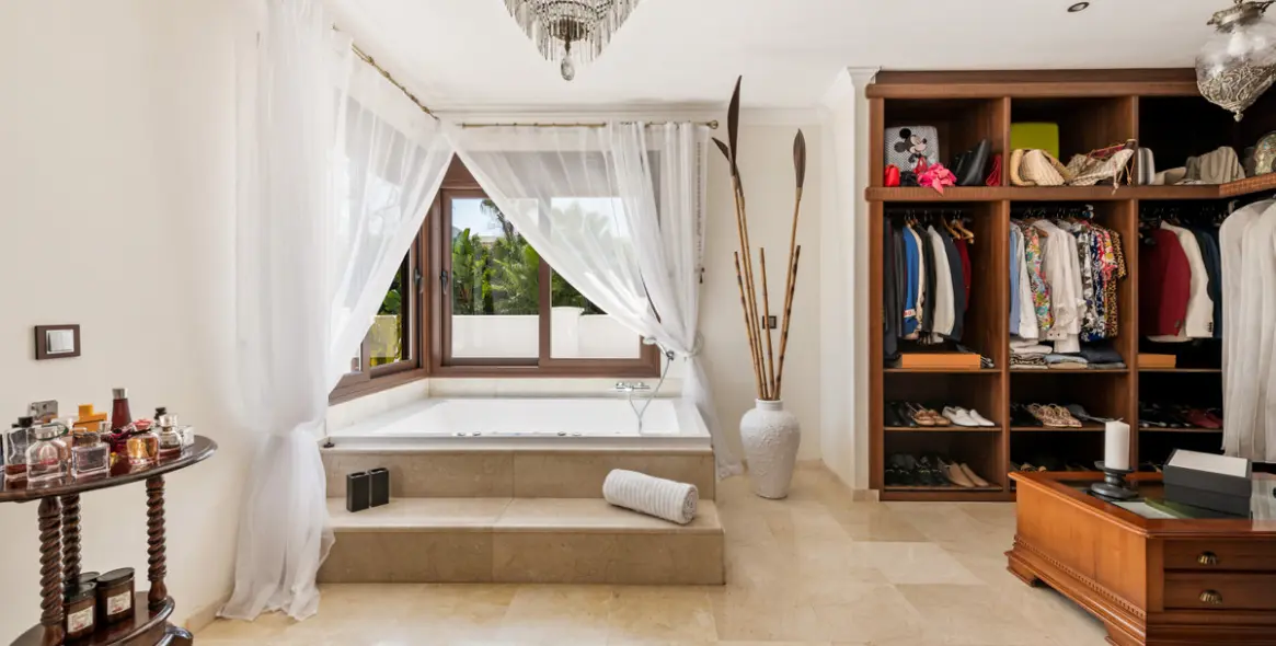 Sale of detached villa in Atalaya 16