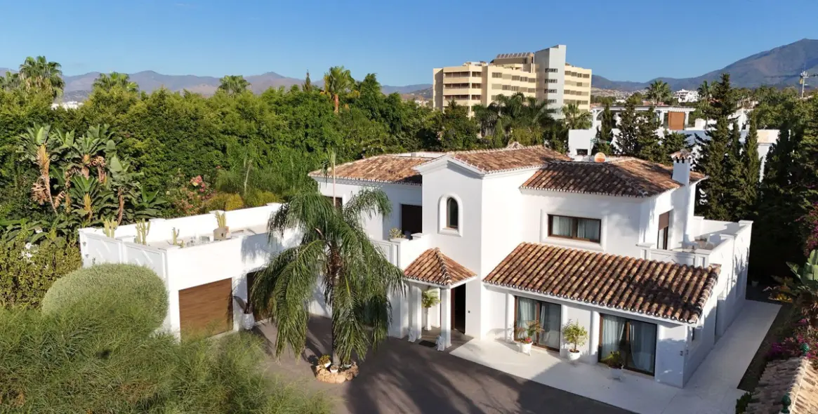 Sale of detached villa in Atalaya 19