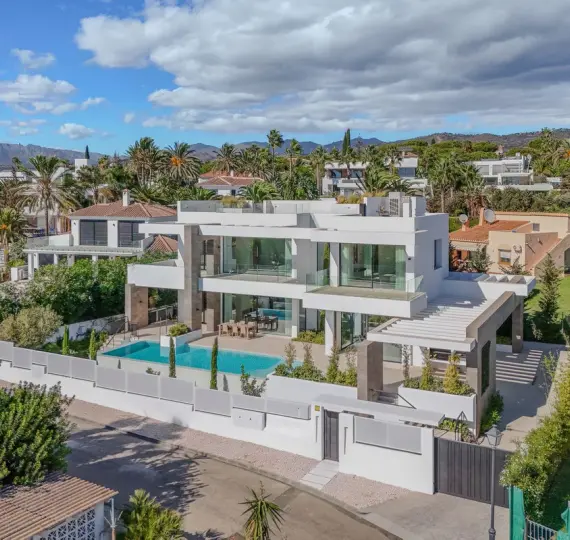 Detached villa R3667556