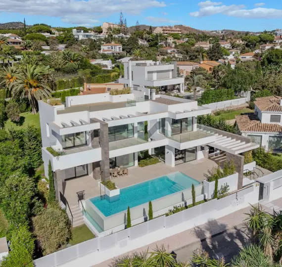 Detached villa R3667556