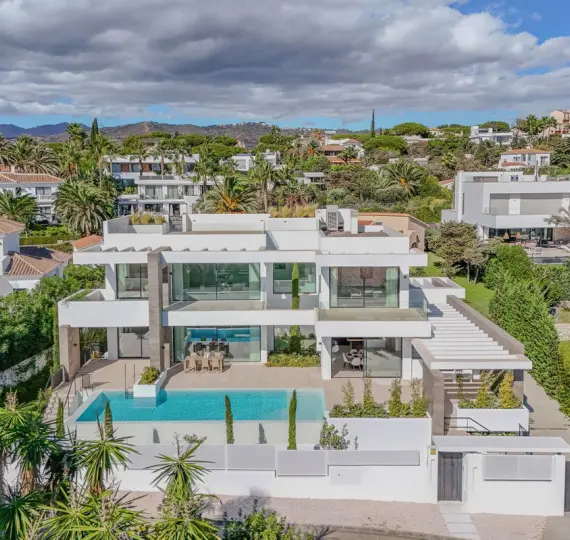 Detached villa R3667556