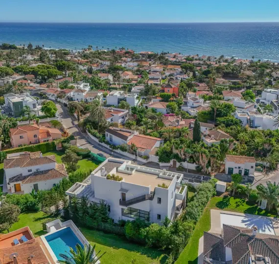 Detached villa R3667556