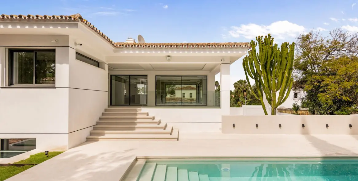 Sale of detached villa in Guadalmina Alta 1