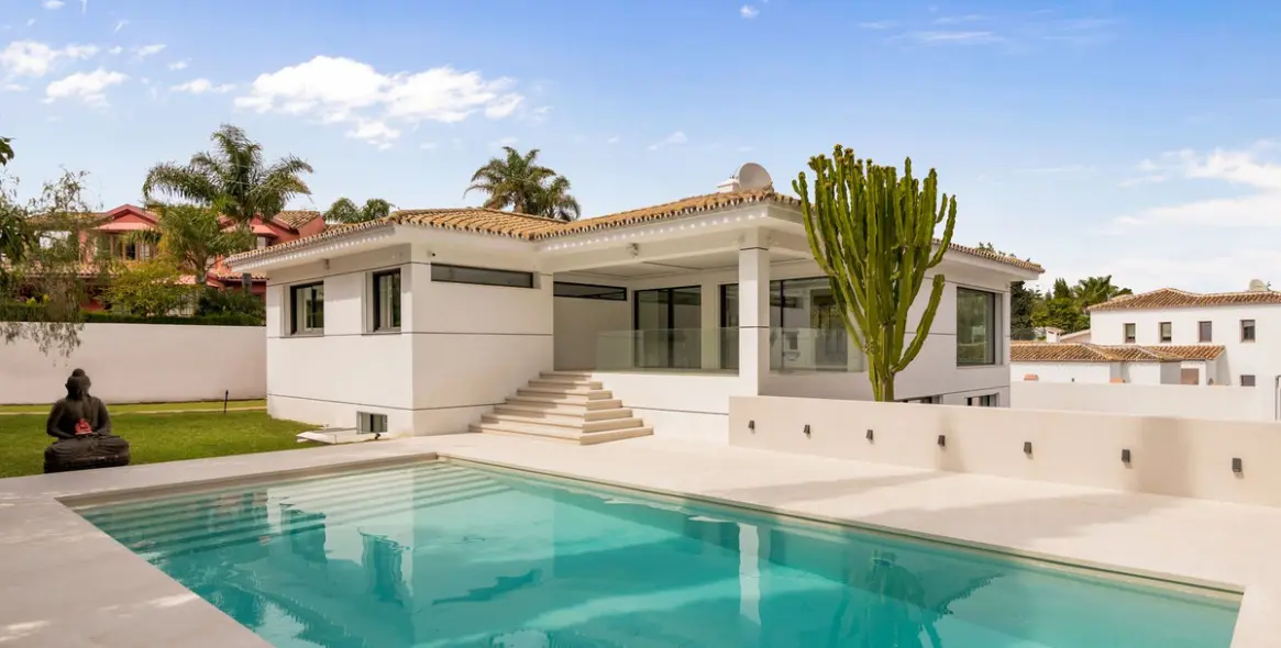 Sale of detached villa in Guadalmina Alta 2