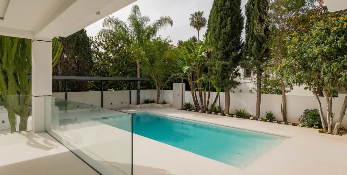 Sale of detached villa in Guadalmina Alta 5